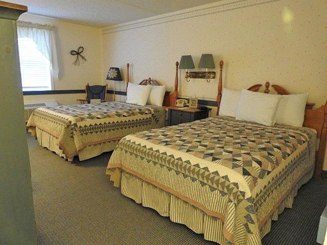 Country Living Inn Smoketown  Bagian luar foto