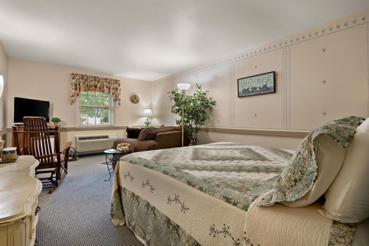 Country Living Inn Smoketown  Bagian luar foto