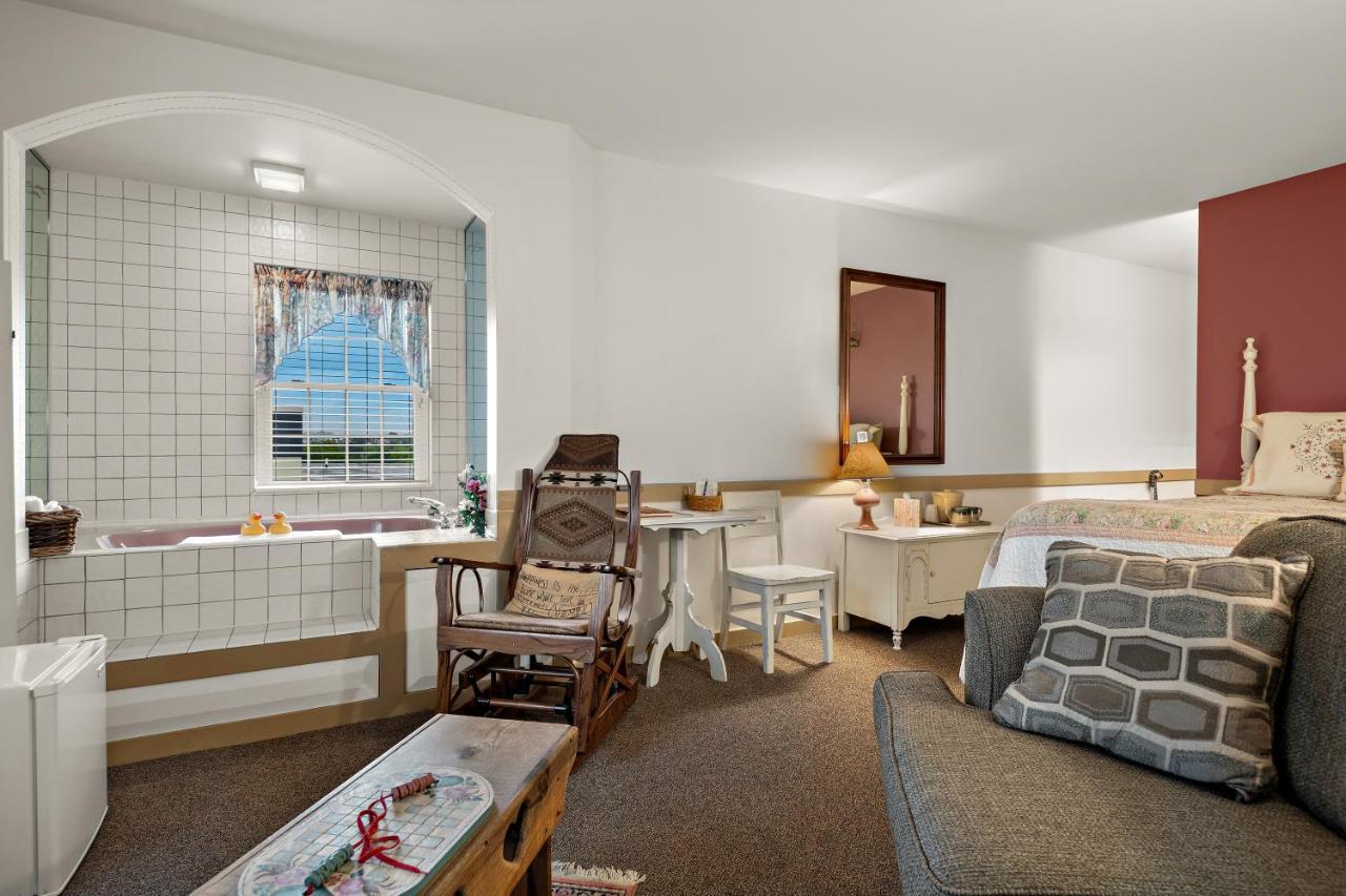 Country Living Inn Smoketown  Bagian luar foto